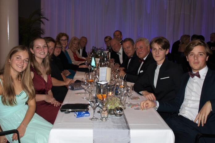Junge Gäste an der Festtafel auf dem Herbstball