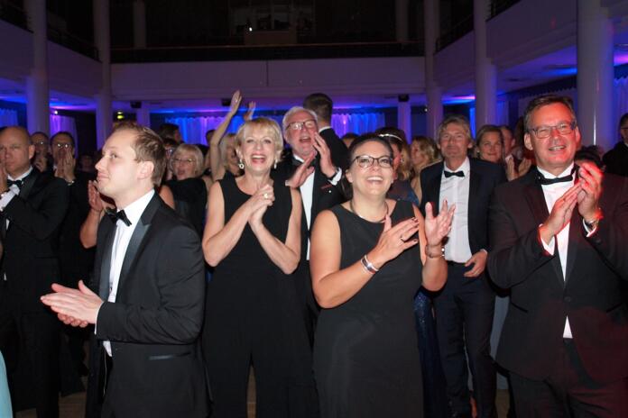 Applaudierende Gäste auf dem Herbstball