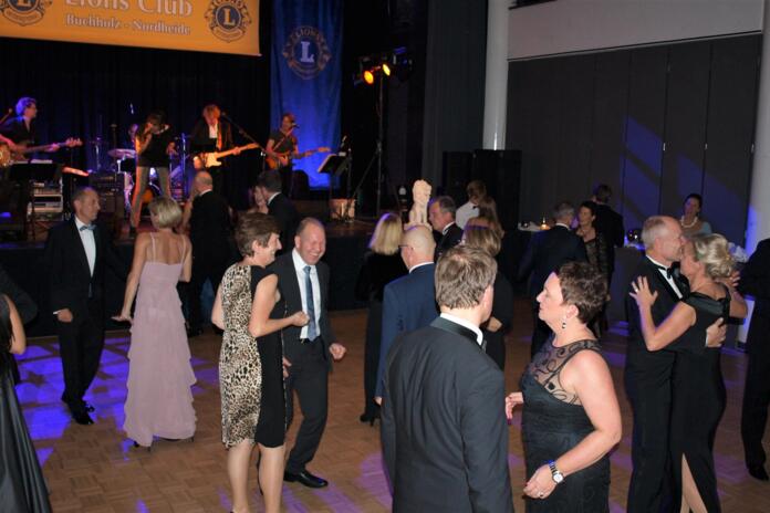 Tanzende Gäste auf dem Herbstball